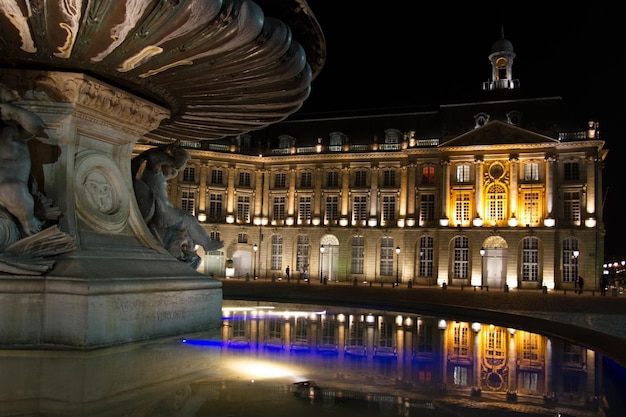 Place illuminée à Bordeaux