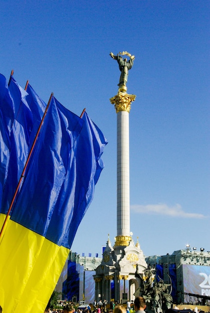 Place de l'indépendance de Kiev et drapeau ukrainien