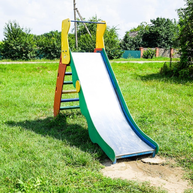 Place de jeux pour enfants Carrousel et toboggan à balançoire