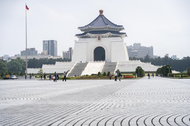 Photo place de la liberté avec le hall commémoratif de chiang kai-shek avec des gens qui se promènent à taipei, taïwan