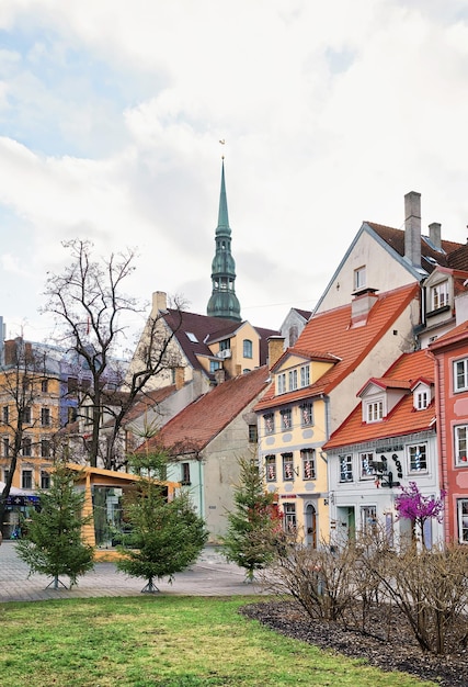 Place Livu et la coupole de l'église Saint Pierre en arrière-plan dans la vieille ville de Riga, Lettonie. La place Livu a été créée en 1950