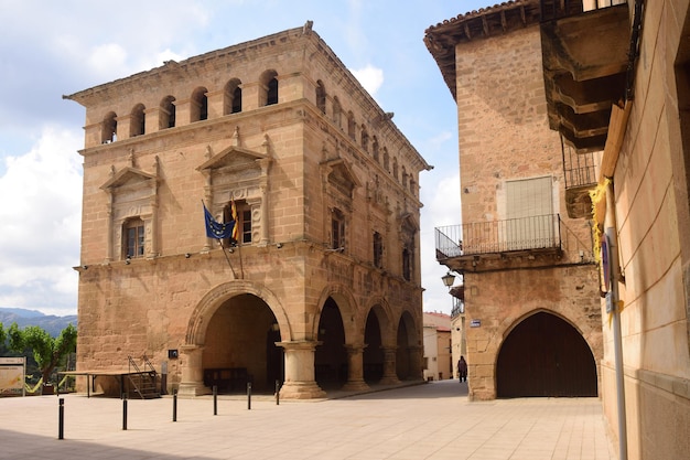 Place et mairie du village d'Arnes, Terra Alta, province de Tarragone, Catalogne, Espagne