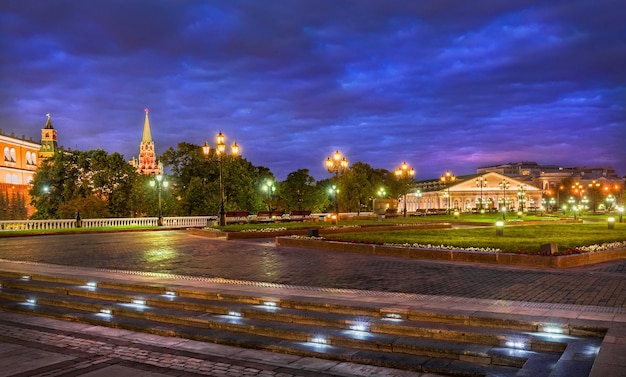 Place Manezhnaya à Moscou avec des lumières de lanternes