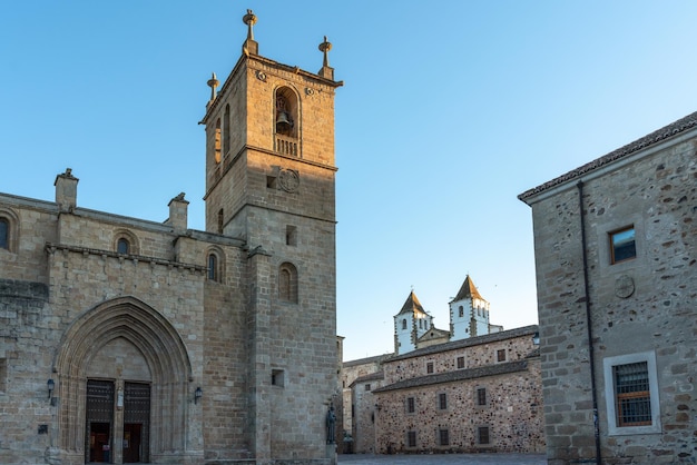 Place médiévale au centre de la ville de Caceres en Espagne, avec la statue de San Pedro de Alcantra