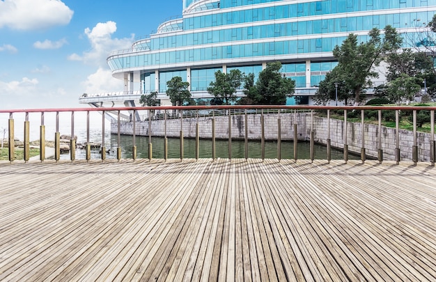 place moderne avec fond skyline et paysage urbain