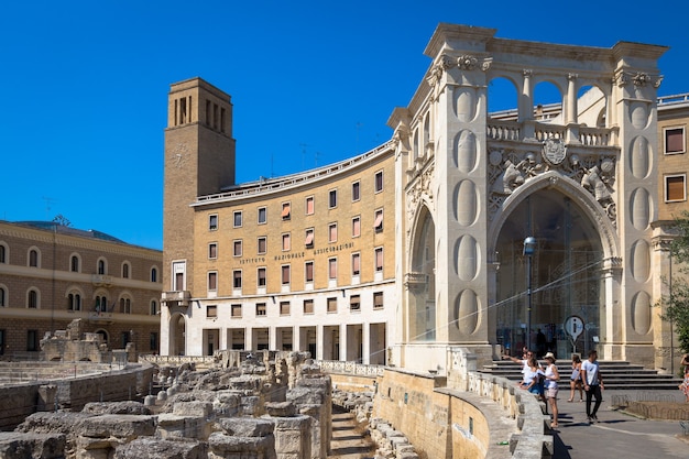 La place la plus importante de Lecce, Piazza Sant'Oronzo, visitée par les touristes lors d'une journée ensoleillée d'août 2017