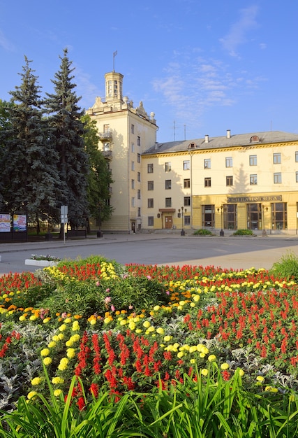 La place près de la Maison de la Culture Gorki Un monument de l'architecture du classicisme soviétique