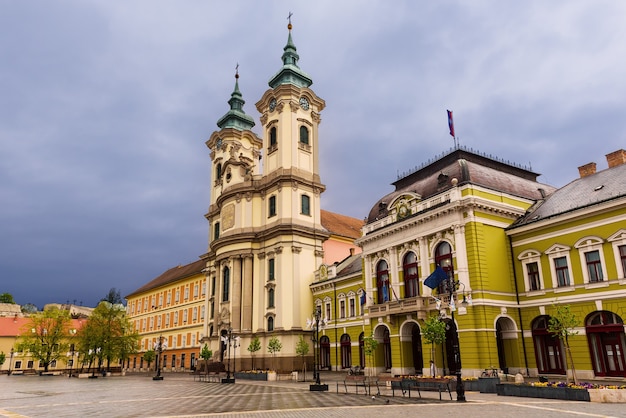 Place principale d'Eger en Hongrie, en Europe avec un ciel sombre et une cathédrale catholique. Voyage en plein air fond européen