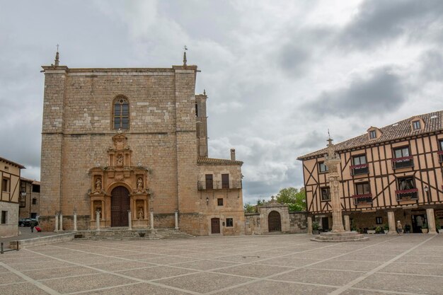 Place principale de Penaranda de Duero dans la province de Burgos Espagne