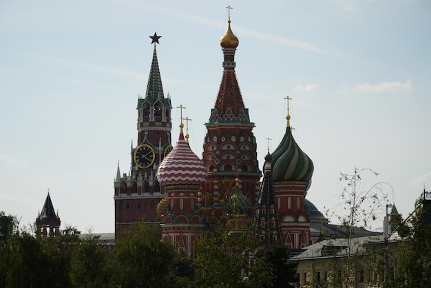 Place rouge Kremlin de Moscou Cathédrale Saint-Basile et maison de commerce GUM Moscou Russie 28 août 2022