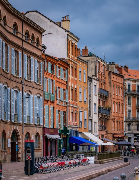 Place Saint Etienne avec ses terrasses et ses façades en briques dans la vieille ville de Toulouse dans le sud de la France
