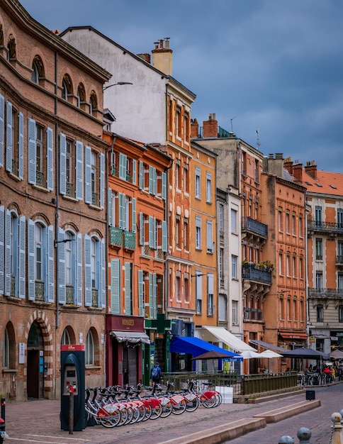 Photo place saint etienne avec ses terrasses et ses façades en briques dans la vieille ville de toulouse dans le sud de la france