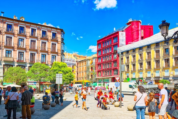 La place Saint-Michel (Plaza de San Miguel) avec les touristes où se trouve le marché de San Miguel.