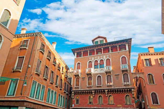 Place San Luca par temps nuageux