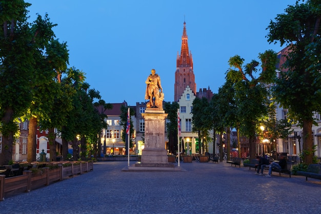 La place Simon Stevin ou Simon Stevinplein pendant l'heure bleue du soir, l'église Notre-Dame en arrière-plan, Bruges, Belgique