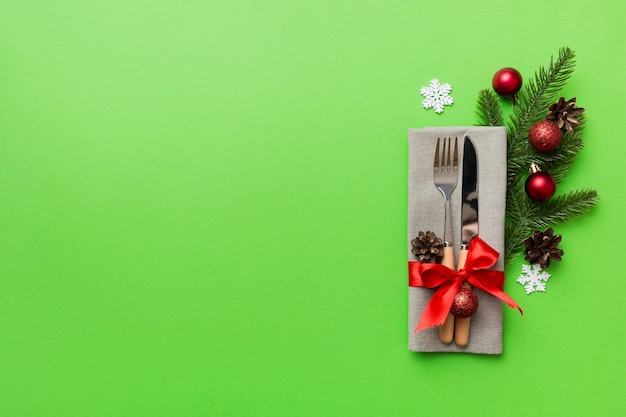 Place de table de Noël avec couteau, serviette et fourchette. Fond de vacances nouvel an avec espace de copie