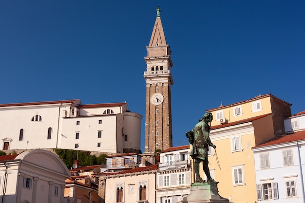 Photo la place tartini, dans la charmante ville côtière de piran, en slovénie