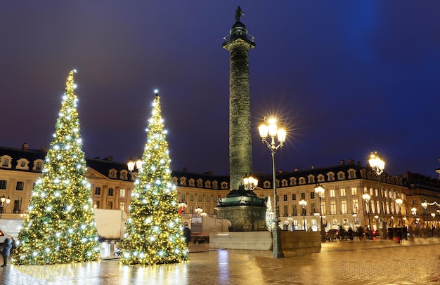 La place Vendôme décorée pour Noël la nuit Paris France