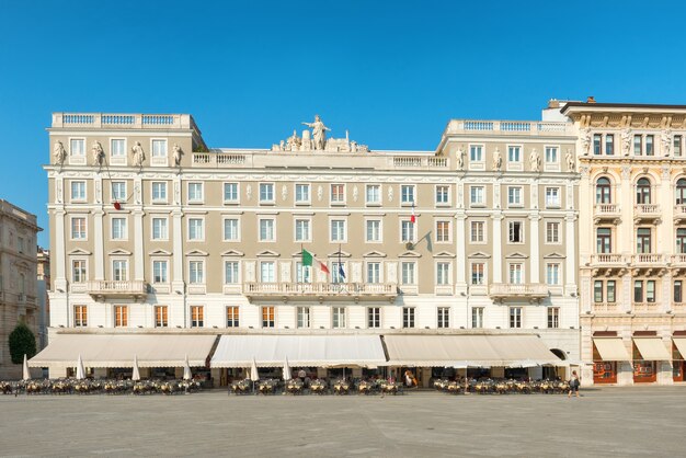 Place de la vieille ville et café dans la ville européenne. Italie, Trieste