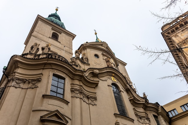 Place de la vieille ville avec église à Prague