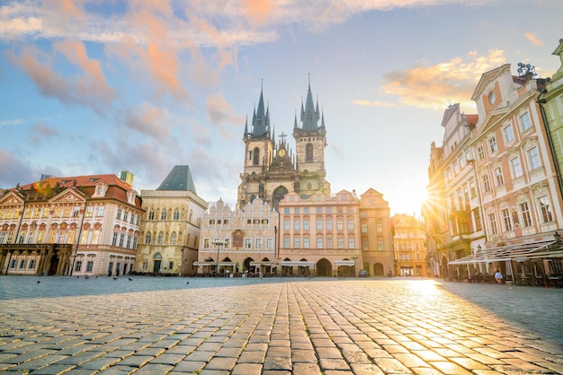 Place de la vieille ville avec l'église de Tyn à Prague, République tchèque au coucher du soleil