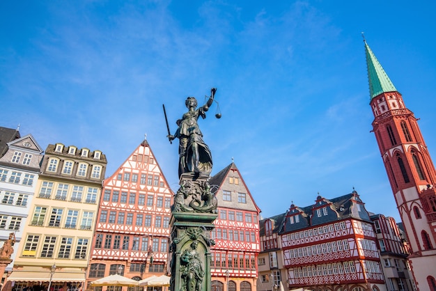 Place de la vieille ville romerberg à Francfort, Allemagne