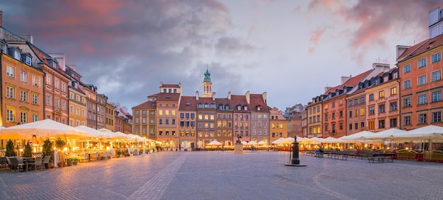 Photo place de la vieille ville de varsovie pologne au coucher du soleil
