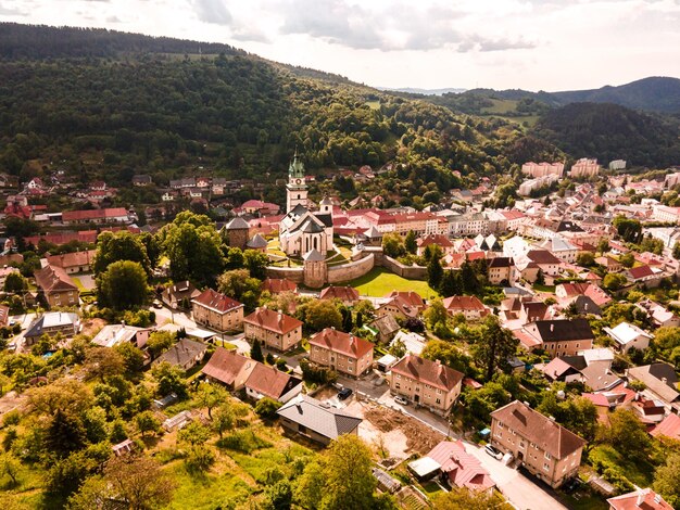 Place de la ville historique dans la ville minière de Kremnica en Slovaquie Les perspectives du château et de l'église Sainte-Catherine de la ville