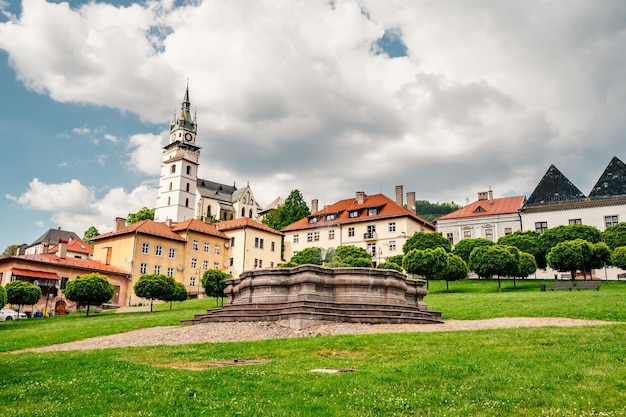 Place de la ville historique dans la ville minière de Kremnica en Slovaquie Les perspectives du château et de l'église Sainte-Catherine de la ville