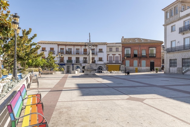 Place de la ville vide et mairie aux heures chaudes