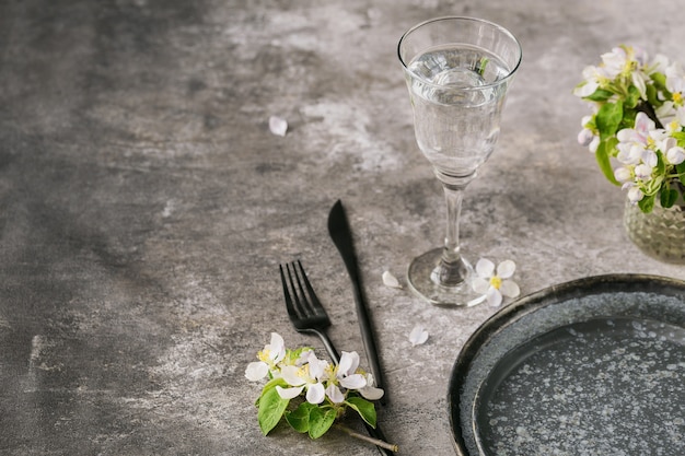 Placer la table avec des branches de pommier en fleurs et des fleurs