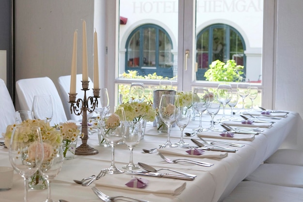 Placez l'ensemble sur la table à l'intérieur