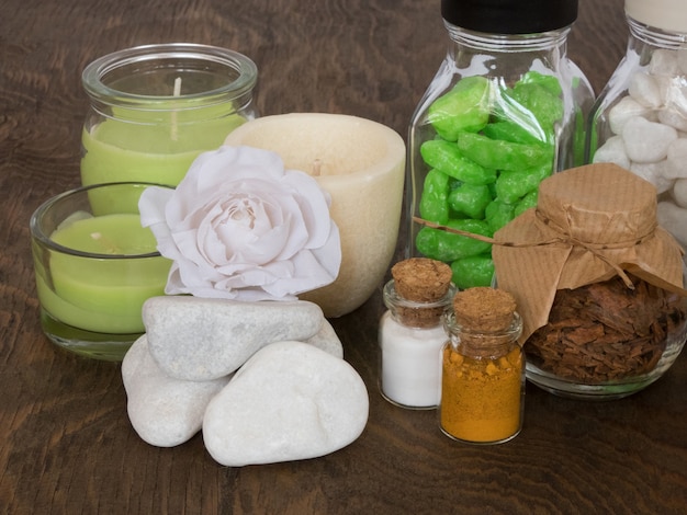 Placez les ingrédients et les épices pour l'aromathérapie et les soins du corps sur une surface en bois. SPA nature morte