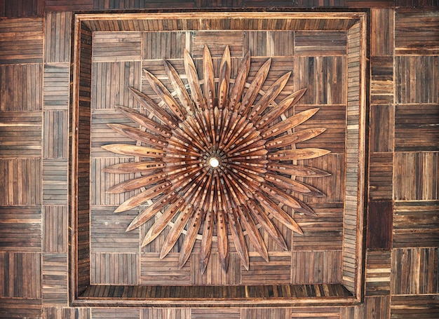 Plafond ancien de luxe avec bois artisanal et ampoule dans le hall de l'église