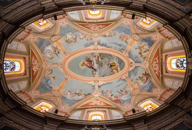 Plafond baroque peint dans une église catholique de Malte