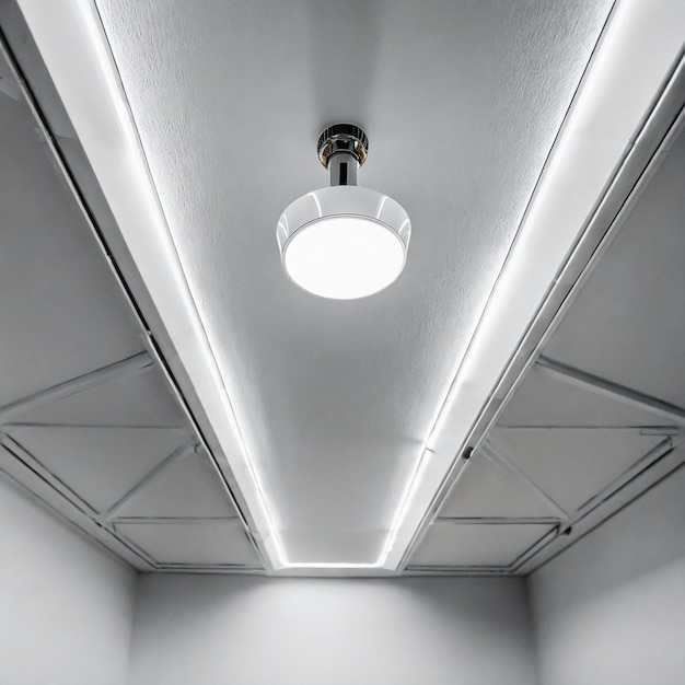 Plafond blanc avec lampe LED Illumination minimaliste moderne dans le bureau
