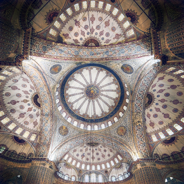 Plafond complexe de la mosquée bleue