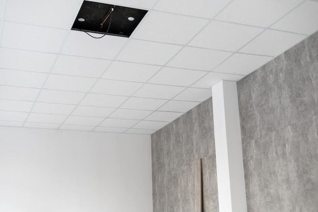 Plafond et éclairage à l'intérieur de l'immeuble de bureaux.