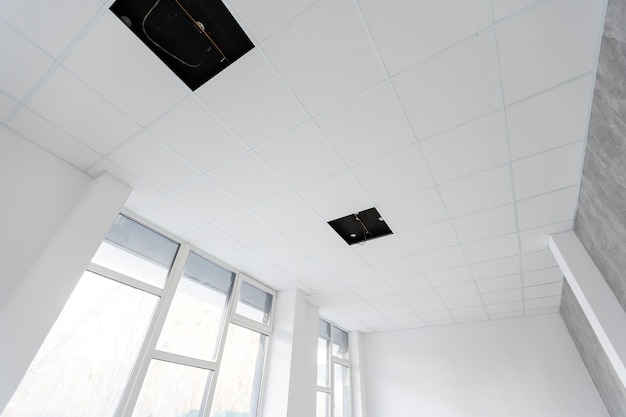 Plafond et éclairage à l'intérieur de l'immeuble de bureaux.