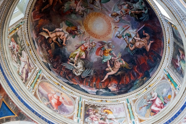 Le plafond d'une des galeries des Musées du Vatican