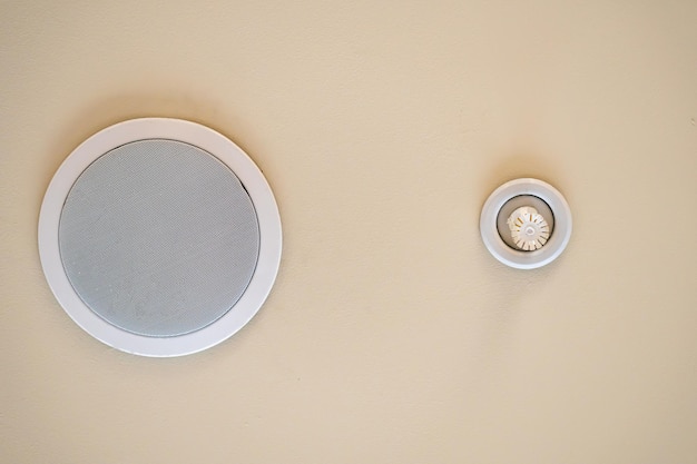 Plafond avec haut-parleur haut-parleur et détecteur de fumée dans un bureau Le système d'avertissement des visiteurs du supermarché sur le danger et le système d'extinction d'incendie