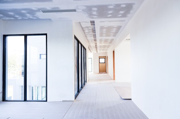 Plafond intérieur vide de panneau de gypse de construction et climatiseur dans le chantier de construction