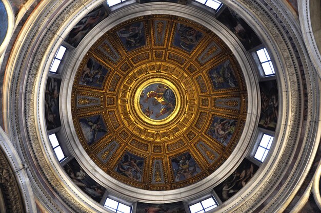 Photo plafond peint du dôme de la basilique de santa maria del popolo