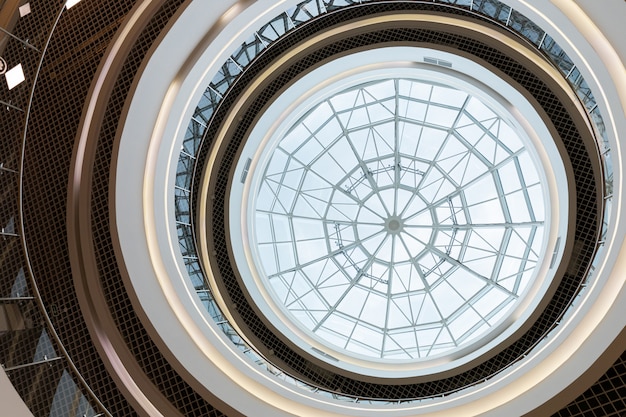 Plafond rond de vitraux, conception de symétrie dans l'architecture du centre commercial