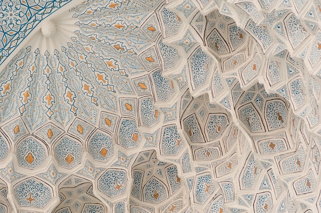 Plafond semi-circulaire découpé avec l'architecture asiatique antique d'ornement de l'Asie centrale médiévale