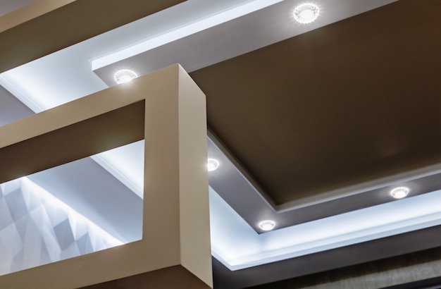 Plafond suspendu et construction de cloisons sèches dans la décoration