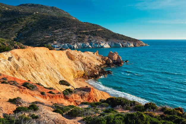 Photo plage d'agios ioannis au coucher du soleil sur l'île de milos en grèce