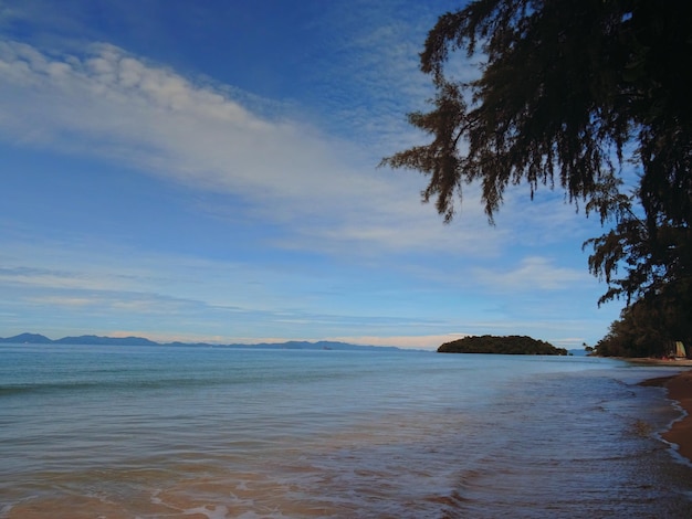 une plage agréable en Thaïlande avec un beau ciel