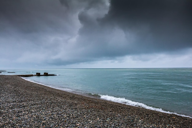 Plage au bord de la mer par temps nuageux