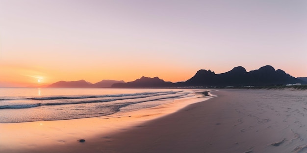 Une plage au coucher du soleil avec des montagnes en arrière-plan